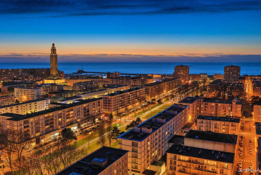 Vue aérienne sur Le Havre de nuit